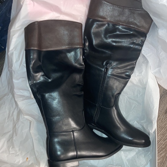 New! Lily Flat Boot - Picture 2 of 6